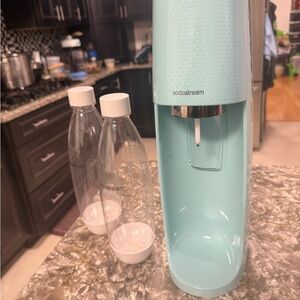 SodaStream Aqua Sparkling Water Maker with 2 Bottles and brand new co2 tank